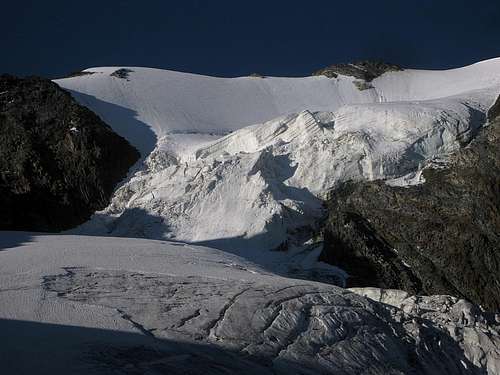 The steep icefall and upper N face of the Mutmalspitze