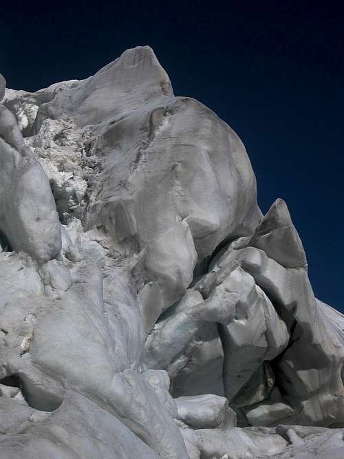 Icefall detail on the N face of the Mutmalspitze