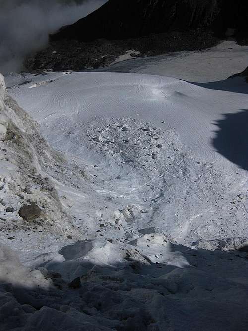 Avalanche debris right below the icefall, N of the Mutmalspitze