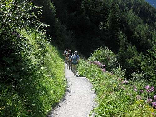 Hikers on the lower part of the trail at the Stuibenfall