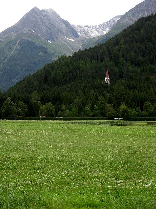 Pestkapelle near Oberlängenfeld, with the Hahlkogel further back