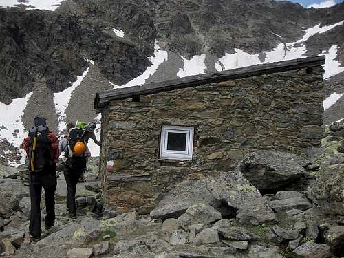 Emergency shelter near the Oberer Seekarsee