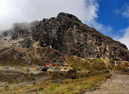 Guagua rocky wall and its hut