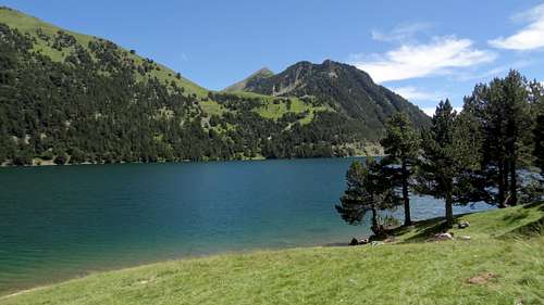The emerald waters of Lac de l'Oule