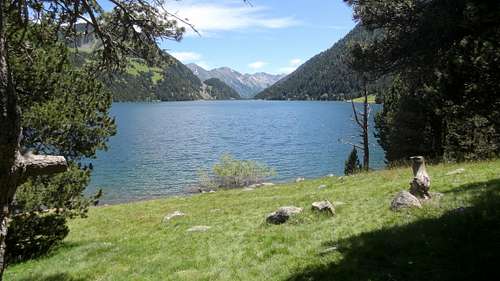 The emerald waters of Lac de l'Oule