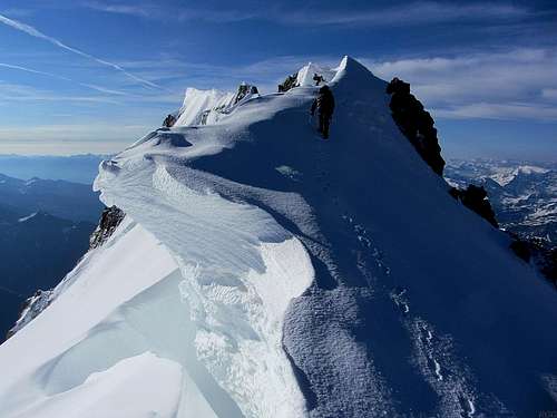 Cornices on the ridge towards Mont Blanc de Courmayeur
