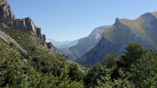 Valley between Peña Montañesa and Cotiella
