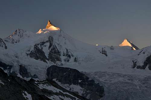 The peaks of Zinalrothorn and Obergabelhorn...