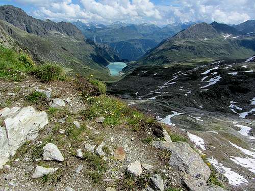 View from the Saarbrücker Hütte to the north, down the Kromertal to the Vermunt Stausee