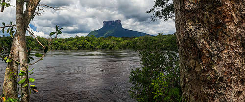 Carrao river and the Wei Tepuy