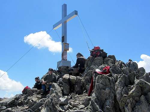 Gathered around the summit cross of the Hintere Jamspitze