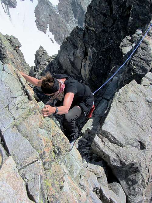 Jannie downclimbing the crux right before the summit on the Dreiländerspitze