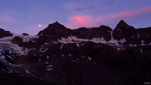 Silvrettahorn, Schneeglocke and Schattenspitze just before dawn