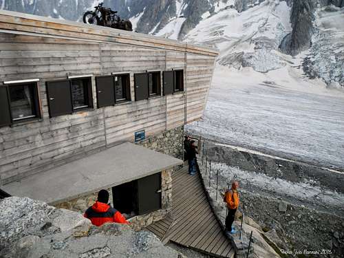 The Refuge d’Argentière, a balcony over the glacier