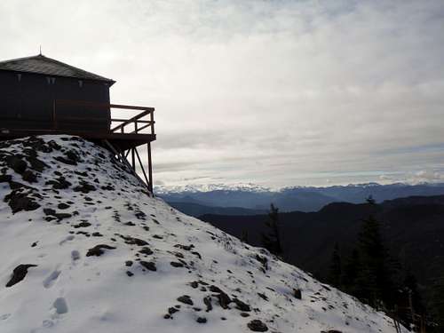 Kelly Butte Lookout and a covered Mount Rainier