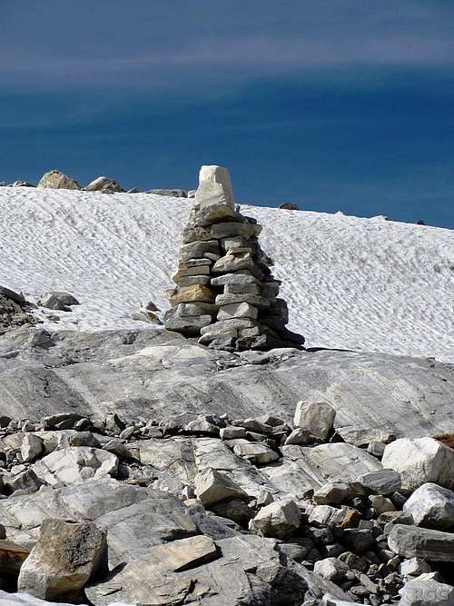 A huge cairn marking the route to the Lodner