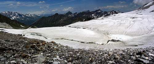 Formerly the Andelferner, now just a snow field - nearby on the left are the Erenspitze (2756m) and, a little further back, the Sefiarspitze (2846m)