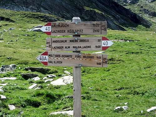 Sign post at Andelsboden, at the junction of the trails to Halsljoch and Milchscharte