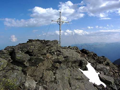 Lazinser Rötelspitze (3037m) summit cross