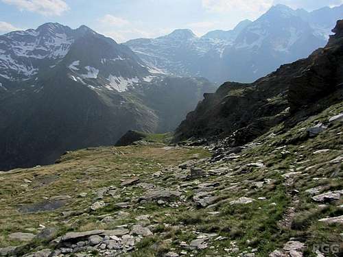 Descending the western slopes of the Lazinser Rötelspitze
