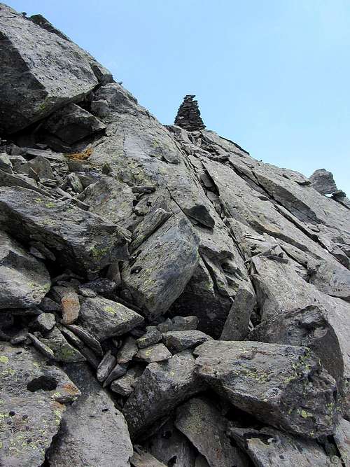 A huge but somewhat misleading cairn on the Gfallwand WNW ridge