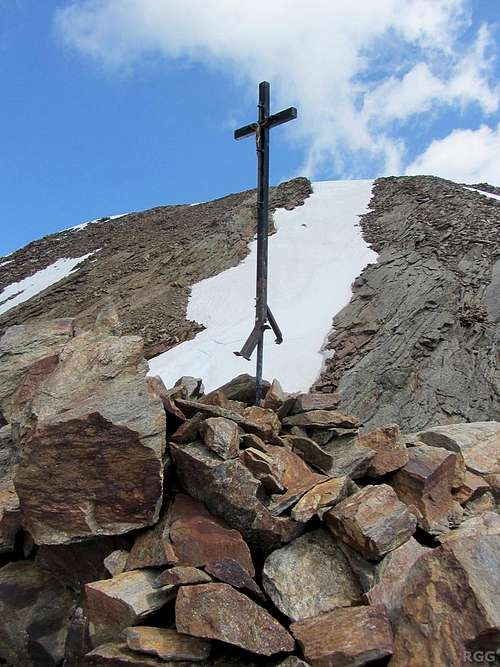 A cross just below the final push to the Gfallwand summit plateau