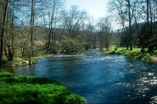 Idyllic Serein river. Vieux...