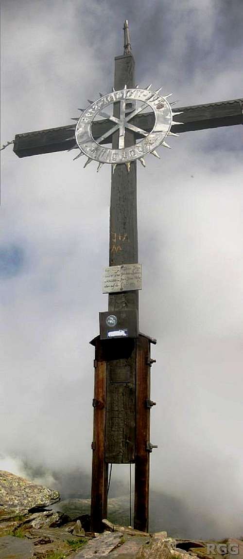 Spronser Rötelspitze summit cross