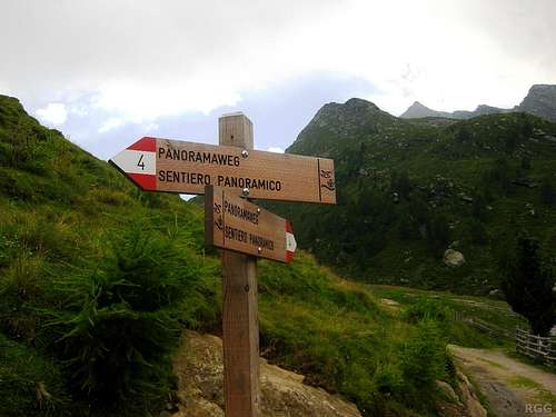 Signpost at the Faltschnalalm, along the panoramic trail south of Pfelders