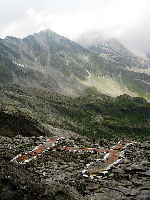 Emergency helipad just below the Milchseescharte, with a cloudy Lodner in the background