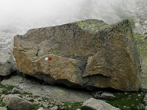 A small but bright route marker along the approach to the Tschigat east face