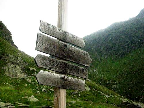 Route signs close to the Lodner Hütte