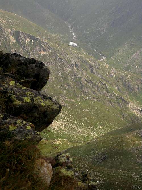 Looking down on the Lodnerhütte from the Blasiuszeiger shoulder