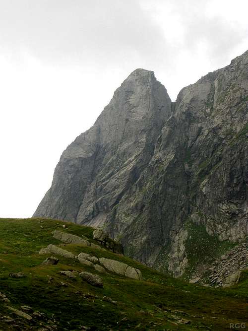 A tower on the ridge east of the Zielspitze