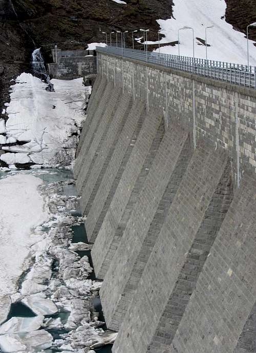 The dam at Lago del Sabbione