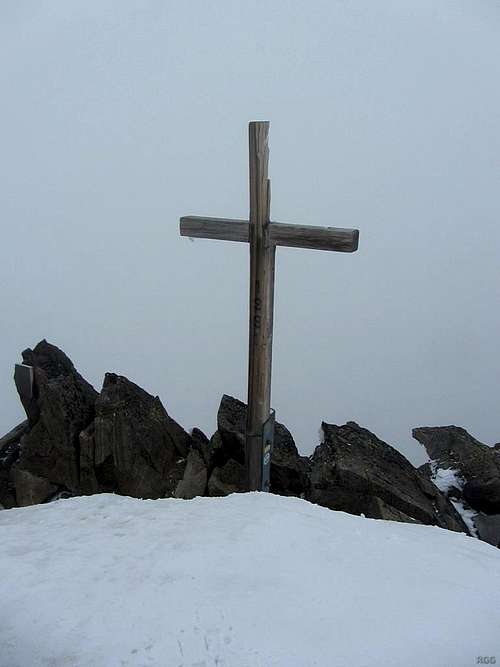 Punta d'Arbola summit cross - Alas, no view; I'm in a whiteout