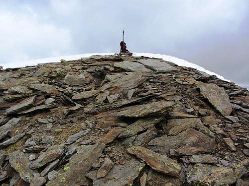 Temporarily enlarged summit cairn
