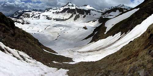 A frozen Lago Busin Inferiore (2388m) from the lower western slopes of Punta Clogstafel