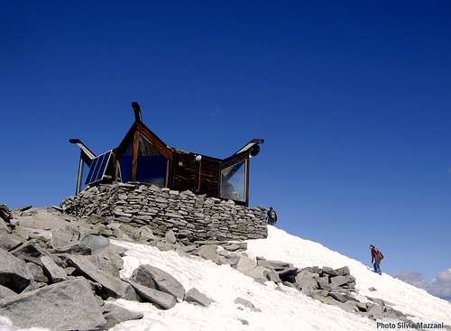 Getting Galdhopiggen little summit shelter