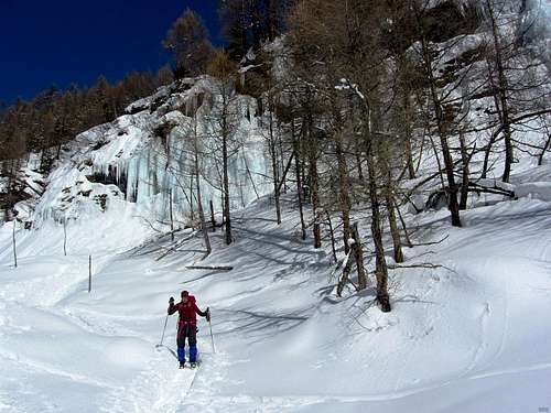 During the afternoon, the sun comes around to shine on the icefalls at La Gouille: time to leave