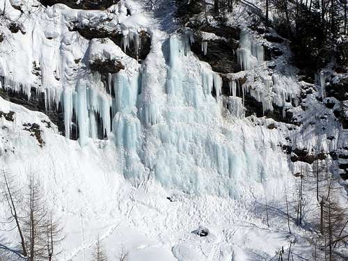 Zooming in on the main icefall at La Gouille