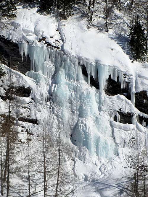 Zooming in on the icefall right next to of the main one La Gouille
