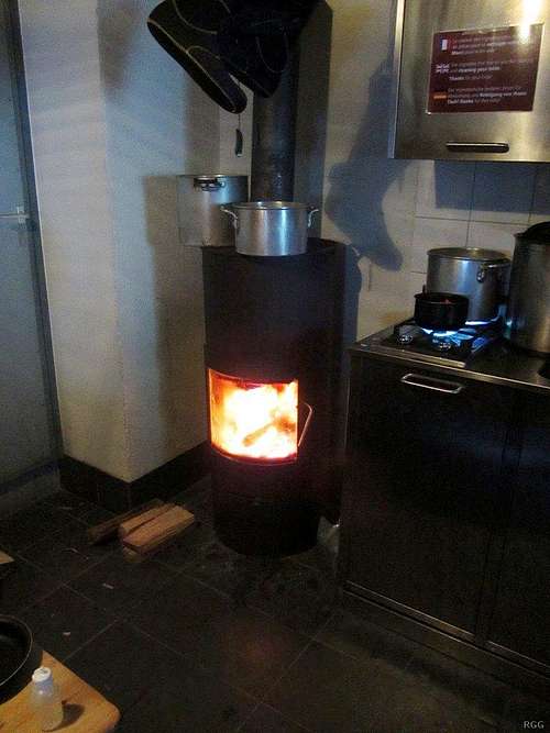 Blazing stove in the winter room of Cabana des Vignettes