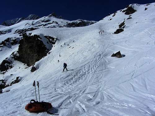 Skiers on the long descent from Pointe de Vouasson