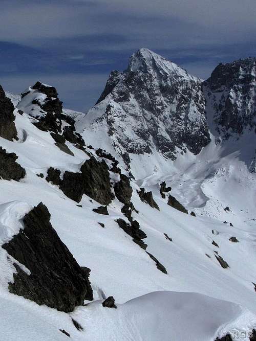 The summit of Dent Blanche (4357m) popping up right behind Grande Dent de Veisivi (3418m)