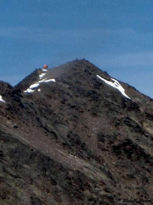 Close-up of the Rheinland Pfalz bivak on the summit of Wassertalkogel