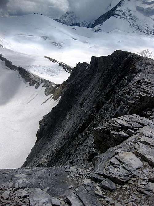 View along the Schöllihorn south ridge and steep east face