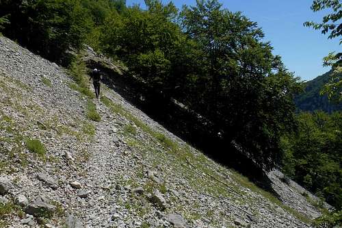 Traversing one of the scree ramps, trail G6
