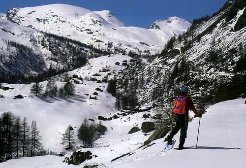 77 South in 7 Valleys by Snow Shoes To Dondena 2007