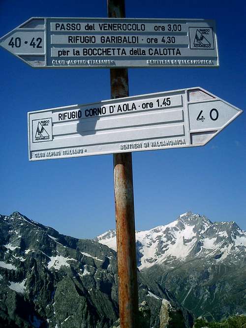 Signpost at Bocchetta dei Buoi, Cima Calotta
